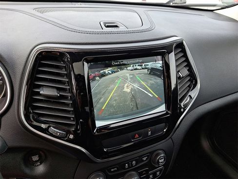 Used 2022 Jeep Cherokee Limited image 18