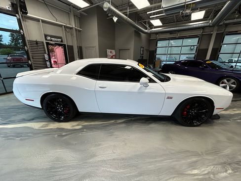 Used 2016 Dodge Challenger SRT w/ Technology Group RWD image 30