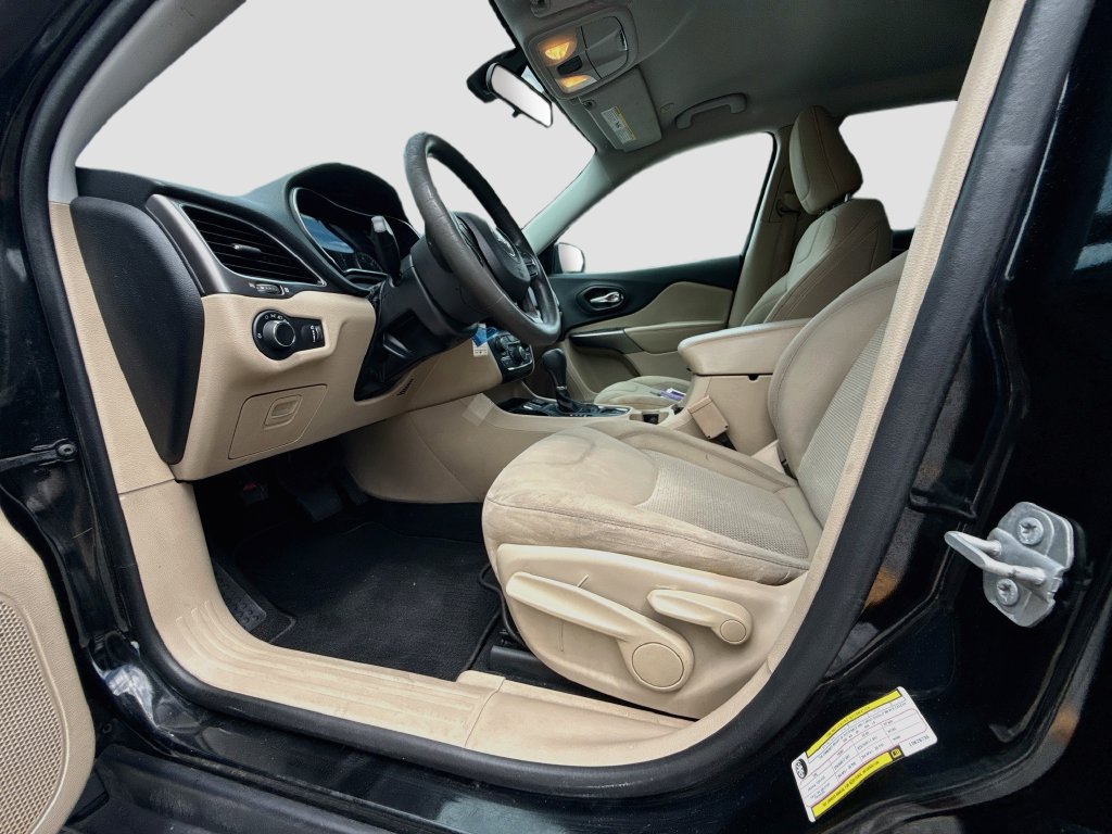 Used 2020 Jeep Cherokee Latitude FWD image 22