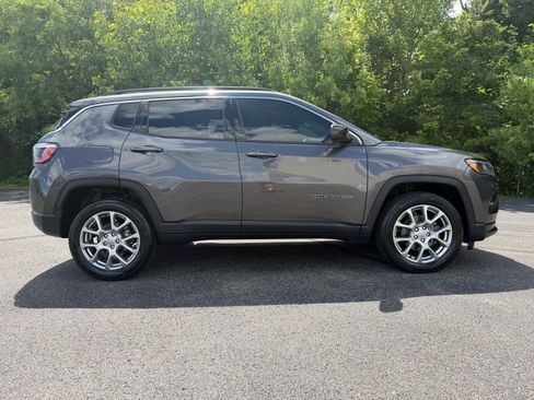 Used 2022 Jeep Compass Latitude AWD/4WD image 17