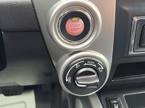 Used 2020 Nissan Titan SV w/ SV Convenience Package image 17