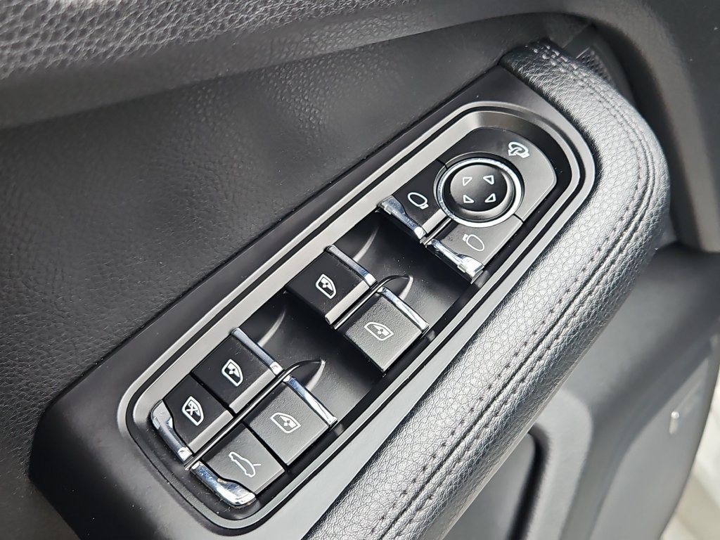 Used 2023 Porsche Macan S AWD/4WD image 31