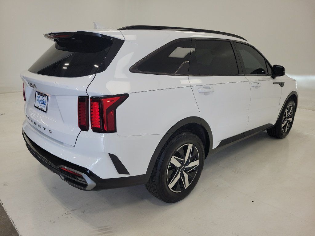 Used 2022 Kia Sorento EX w/ Panoramic Sunroof Package FWD image 5