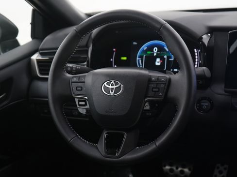 Used 2025 Toyota Camry SE image 13