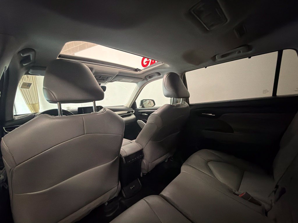 Used 2022 Toyota Highlander XLE AWD/4WD image 15