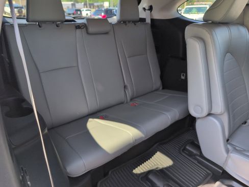 Used 2022 Toyota Highlander XLE FWD image 16