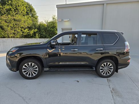 Used 2022 Lexus GX 460 Luxury w/ Accessory Package AWD/4WD image 2