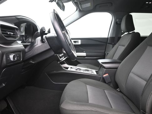 Used 2022 Ford Explorer XLT image 10