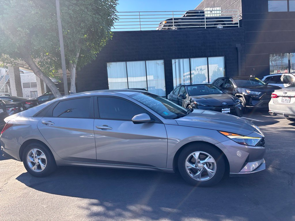 Used 2021 Hyundai Elantra SE FWD image 3