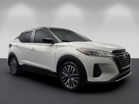 Used 2022 Nissan Kicks SV FWD image 1