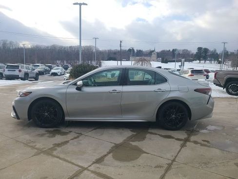 Used 2021 Toyota Camry XSE image 4