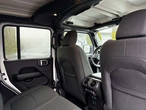 Used 2024 Jeep Wrangler Unlimited Sahara image 25