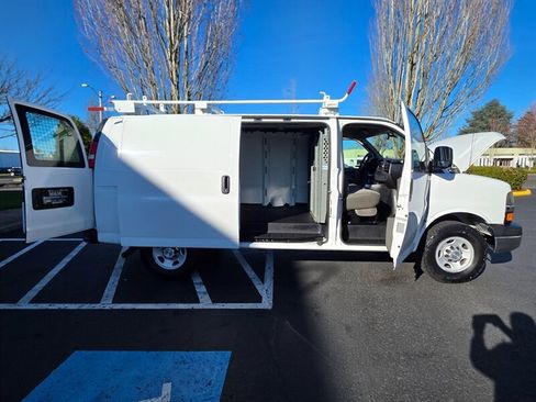 Used 2014 Chevrolet Express 2500 image 24