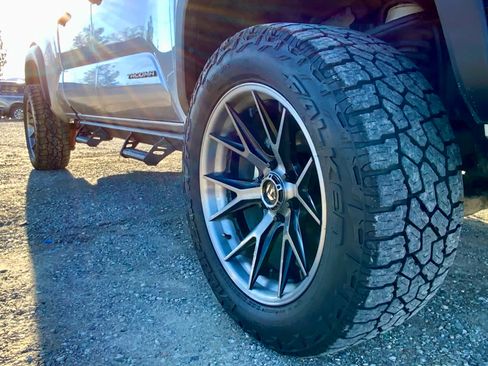 Used 2024 Toyota Tacoma TRD Off-Road image 17