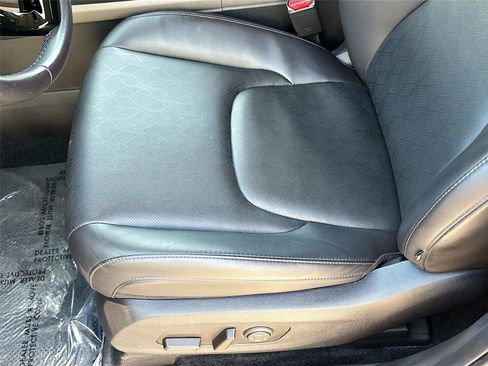 Used 2025 Kia Carnival FWD image 20