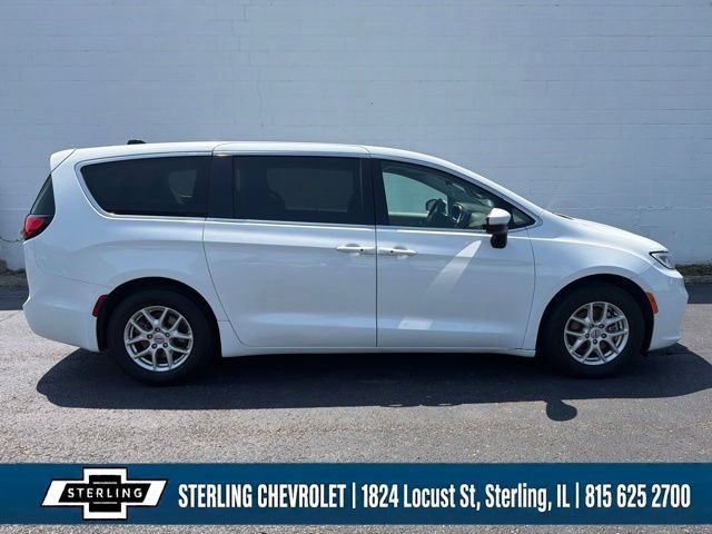 Used 2023 Chrysler Pacifica Touring-L FWD image 2