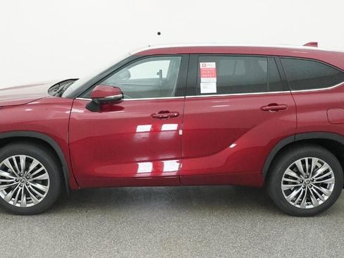 New 2026 Toyota Highlander Platinum image 3