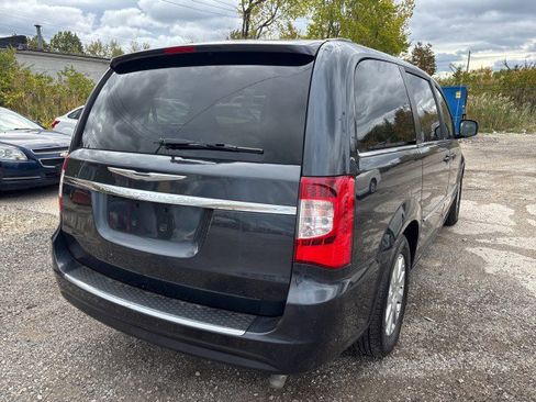Used 2013 Chrysler Town & Country Touring image 5