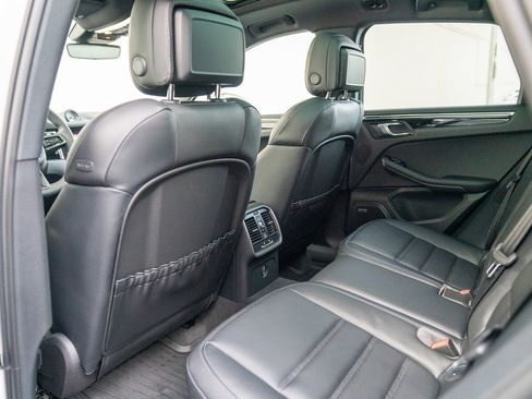 Certified 2025 Porsche Macan image 20