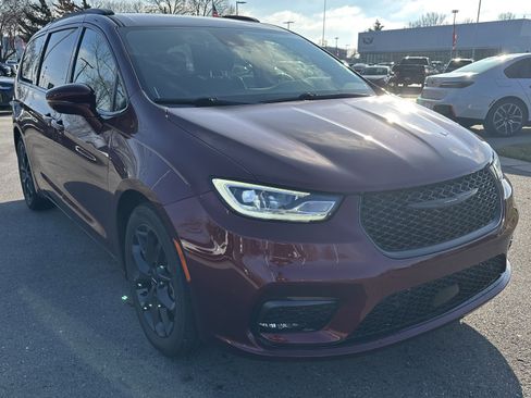 Used 2021 Chrysler Pacifica Touring-L w/ Uconnect Theater Family Group image 2