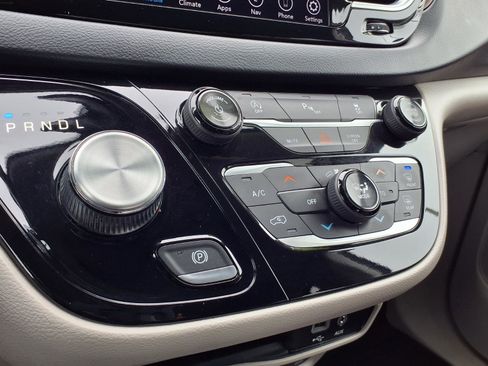 Used 2018 Chrysler Pacifica Touring-L Plus image 15