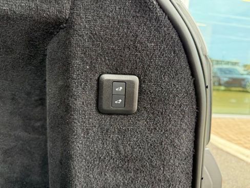 Used 2022 Land Rover Range Rover Sport SVR image 32