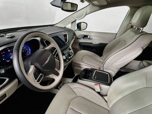Used 2018 Chrysler Pacifica Limited FWD image 9