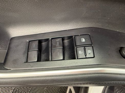 Used 2022 Toyota Highlander XLE FWD image 18