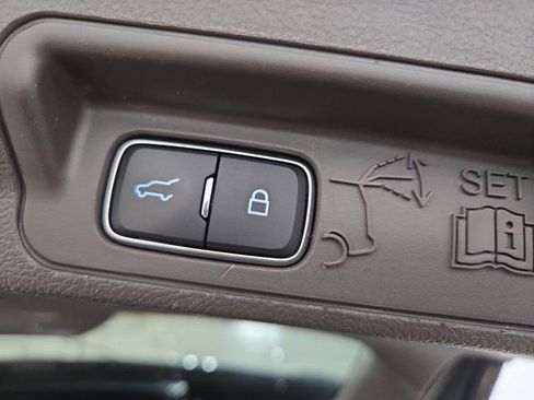 Used 2020 Ford Explorer Platinum w/ Premium Technology Package image 16