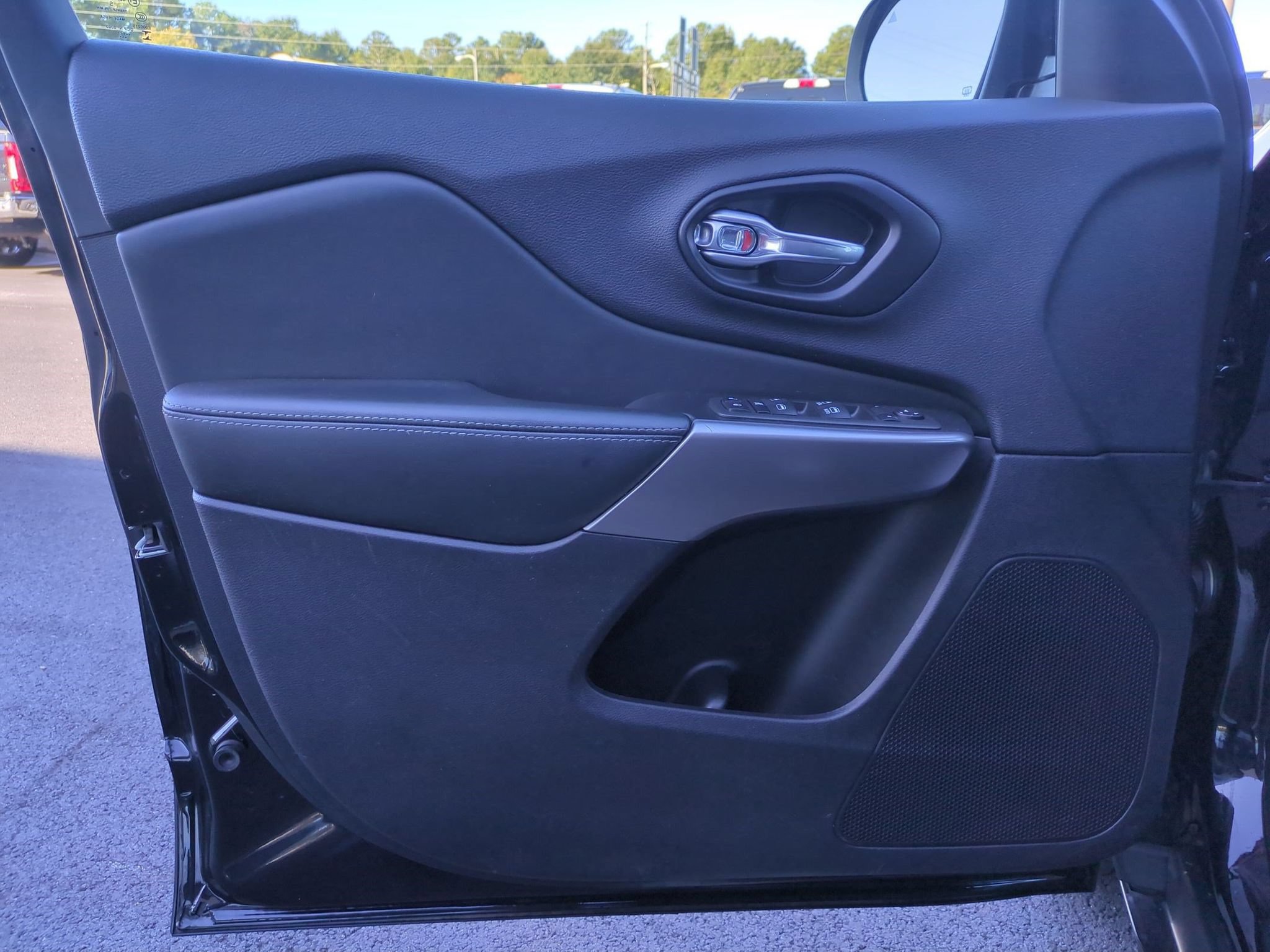 Used 2022 Jeep Cherokee Latitude Lux FWD image 11