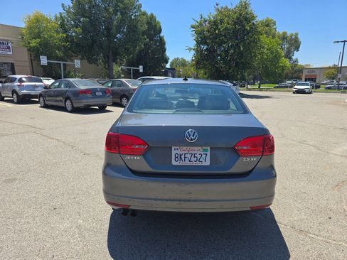 Used 2011 Volkswagen Jetta SE FWD image 6