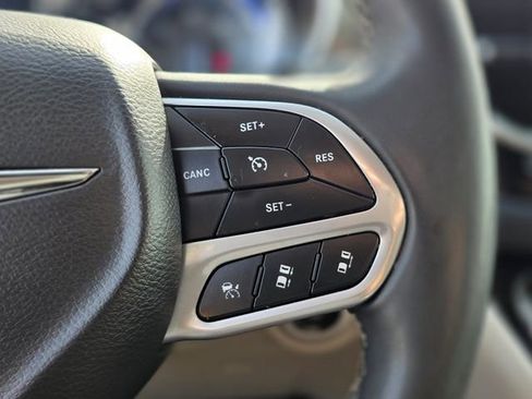 Used 2023 Chrysler Pacifica Touring-L image 31