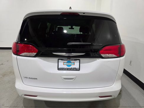 Used 2022 Chrysler Voyager LX image 28
