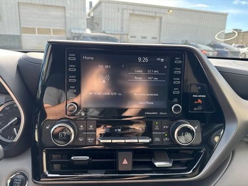 Used 2022 Toyota Highlander XLE FWD image 24