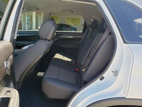 Used 2013 Kia Sorento LX w/ Value Pkg FWD image 12