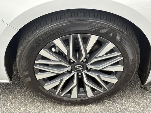 Used 2024 Nissan Altima 2.5 SV w/ SV Premium Package FWD image 14