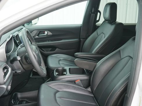 Used 2025 Chrysler Pacifica Select FWD image 12