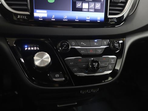 Used 2025 Chrysler Pacifica Select image 26