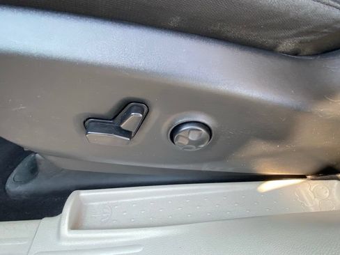 Used 2023 Chrysler Voyager LX FWD image 10