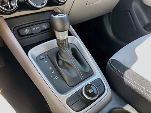 Certified 2025 Hyundai Venue SEL FWD image 15