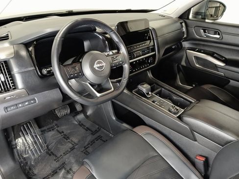 Used 2024 Nissan Pathfinder Platinum w/ Cargo Package image 18