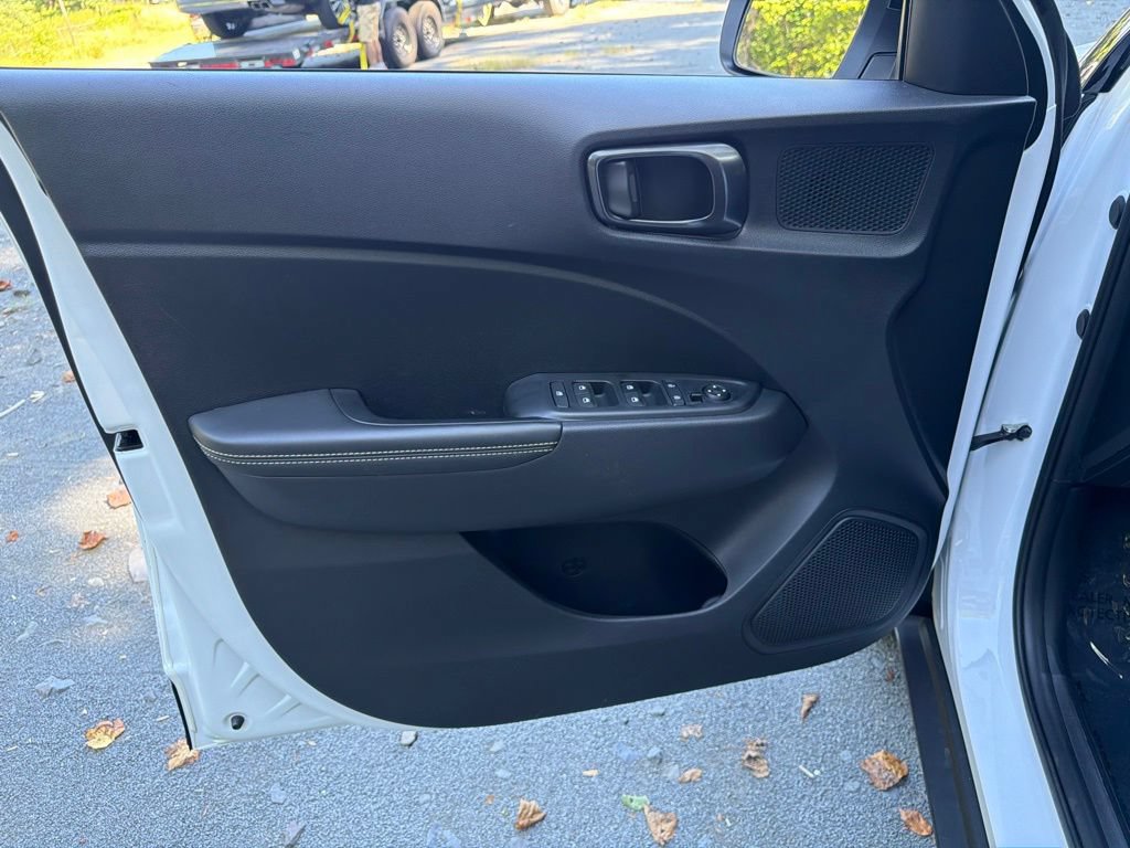 Certified 2023 Hyundai Venue Limited w/ Cargo Package FWD image 17