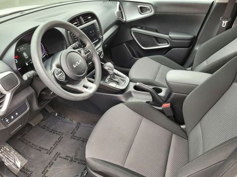 Used 2025 Kia Soul LX w/ LX Technology Package FWD image 12
