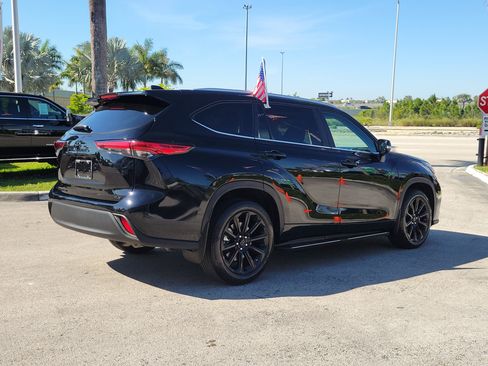 Used 2023 Toyota Highlander XLE FWD image 5