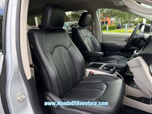 Used 2023 Chrysler Pacifica Touring-L FWD image 10