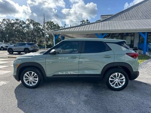 Used 2025 Chevrolet TrailBlazer LS w/ LS Convenience Package FWD image 2