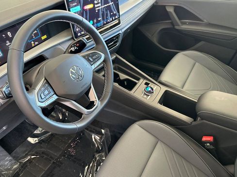 New 2025 Volkswagen Tiguan SE image 9