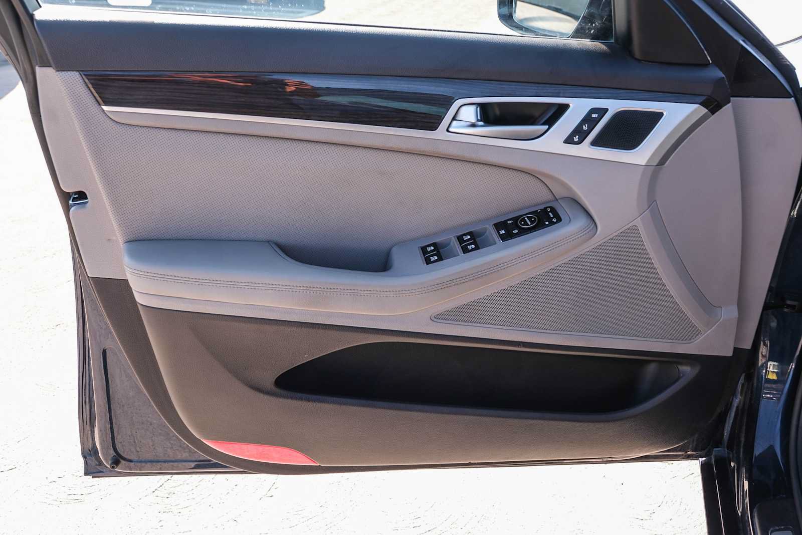 Used 2018 Genesis G80 3.8 RWD image 25