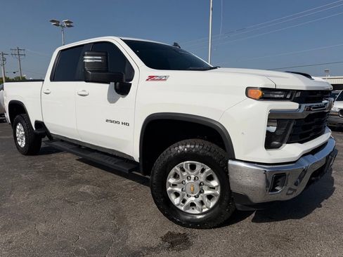 Used 2024 Chevrolet Silverado 2500 LT AWD/4WD image 2