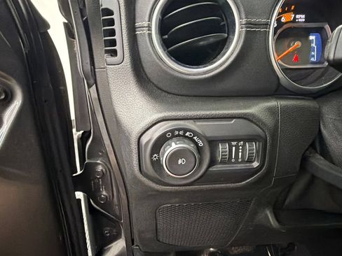 Used 2018 Jeep Wrangler Unlimited Sahara AWD/4WD image 31